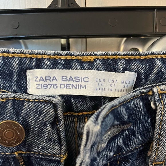 Zara Basic Denim distressed jeans with floral details - Picture 2 of 8